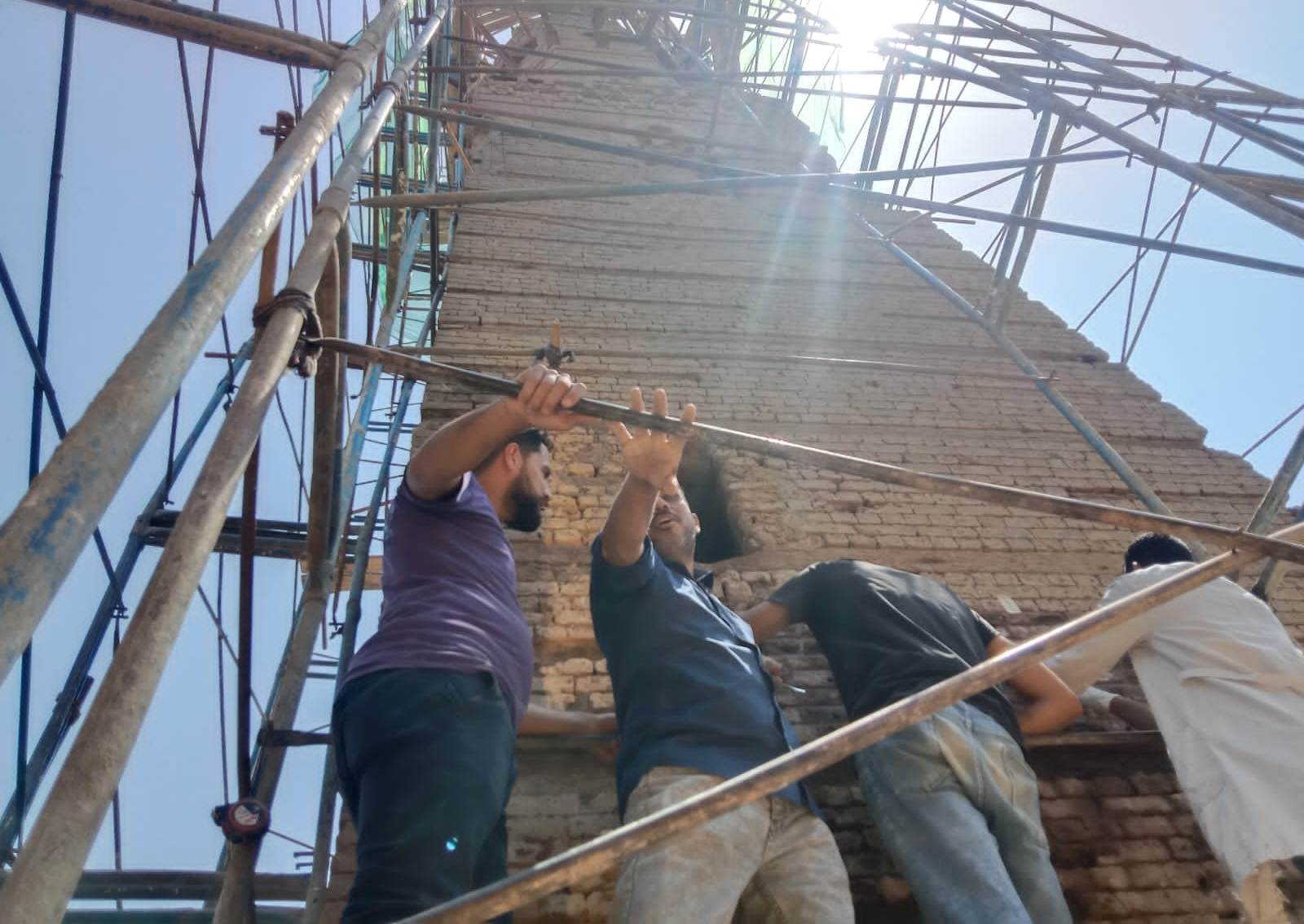 أعمال ترميم وإعادة الحياة لمأذنة أصفون الأثرية فى المسجد العمرى
