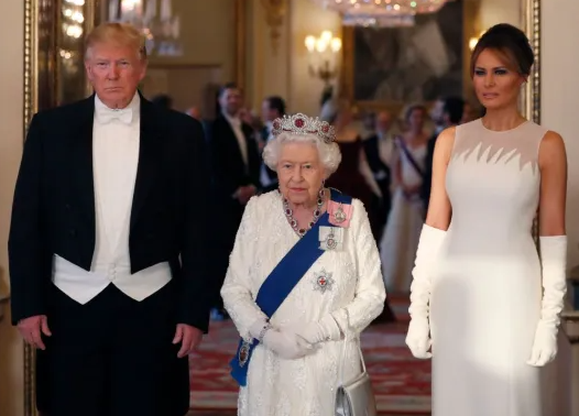 الملكة مع ترامب وزوجته