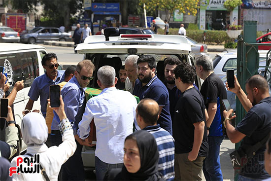 وصول جثمان والدة الإعلامى تامر أمين لمسجد السلام بمدينة نصر  (2)