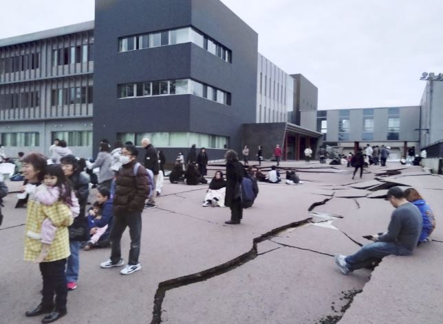 تصدع الشوارع بسبب زلزال اليابان