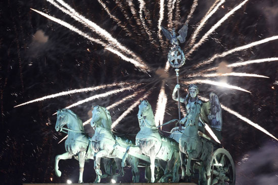 الألعاب النارية تضيء السماء فوق تمثال كوادريجا لبوابة براندنبورغ (1)
