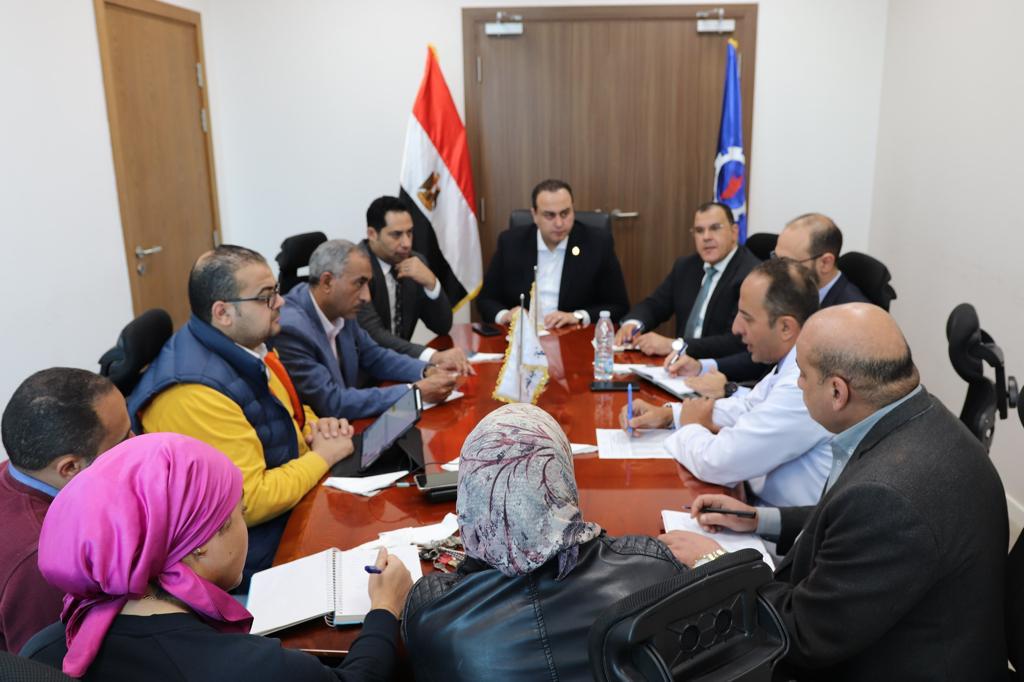 رئيس الرعاية الصحية خلال الجولة بمجمع السويس الطبي (2)