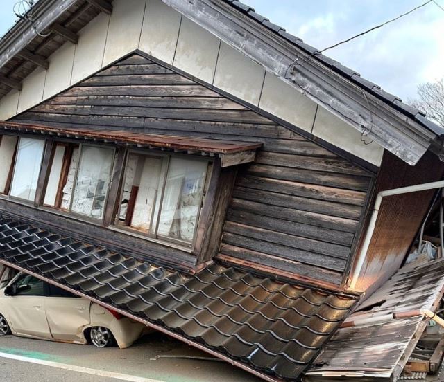 سيارة تحت منزل بسبب زلزال اليابان