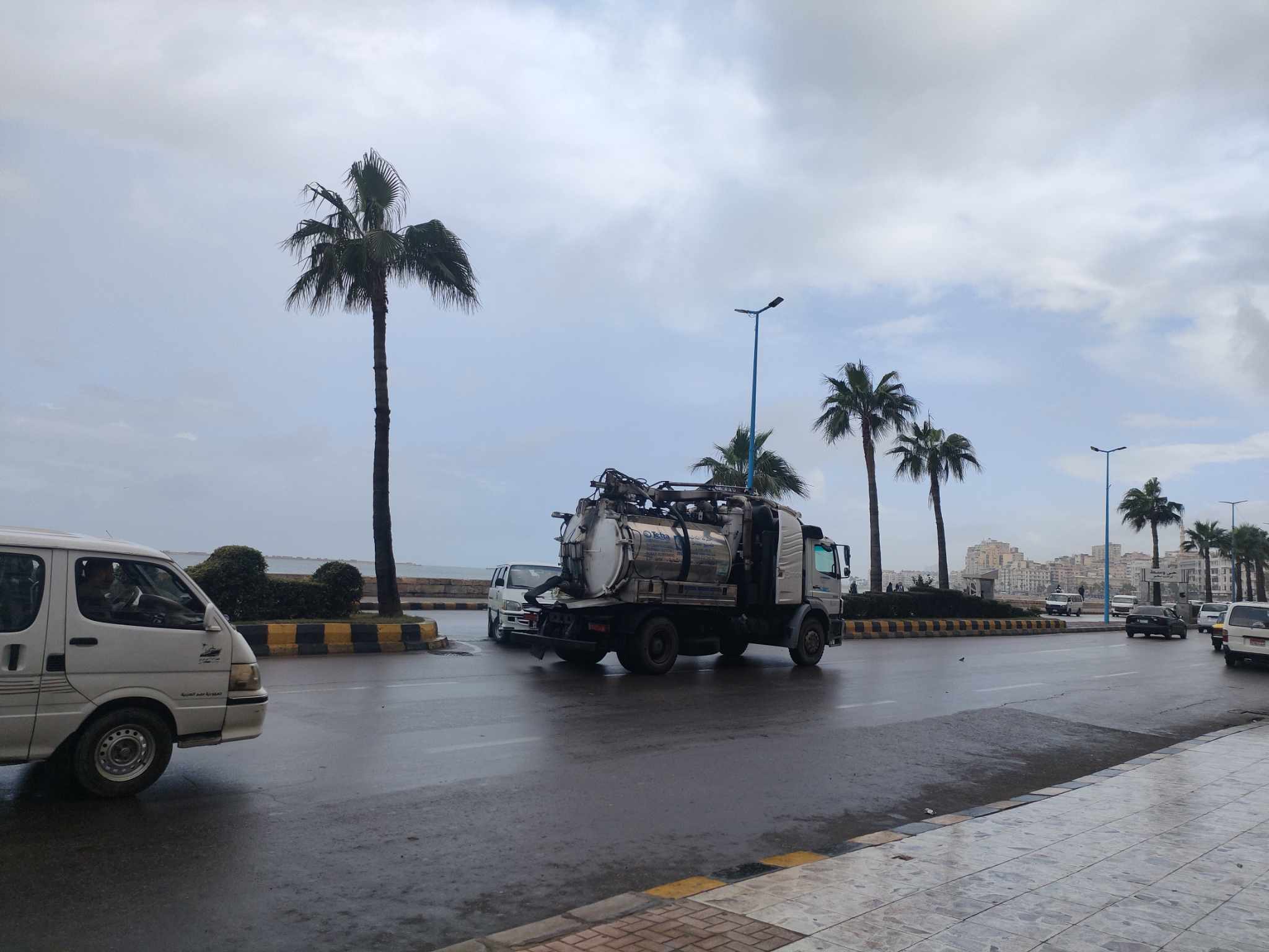 سيارات الصرف الصحي علي طريق كورنيش الإسكندرية
