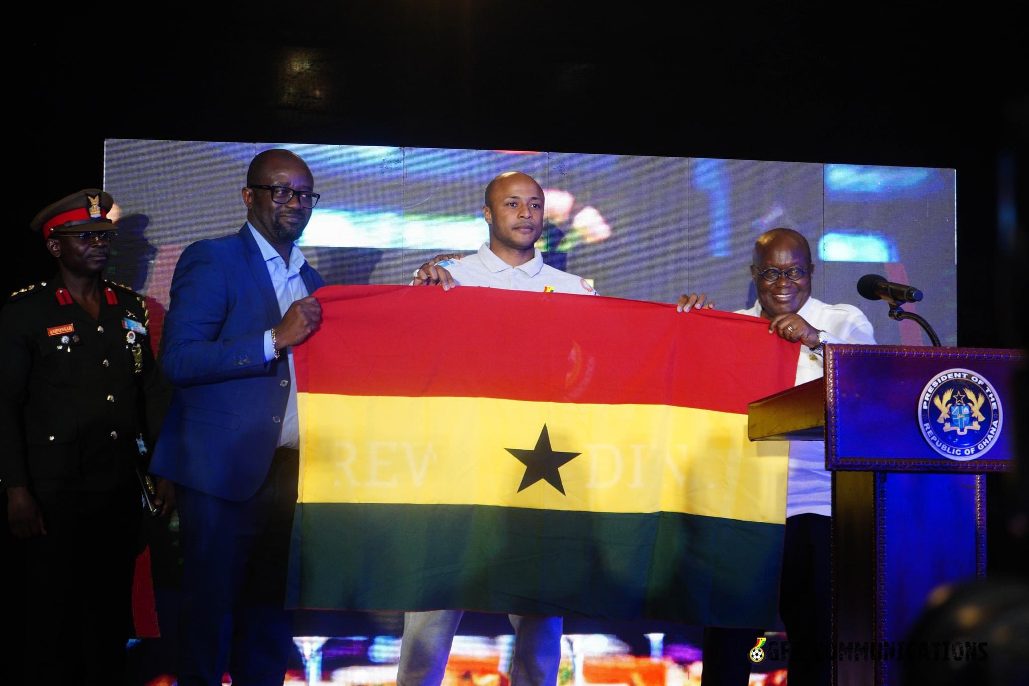 رئيس غانا يحمل علم منتخب بلاده