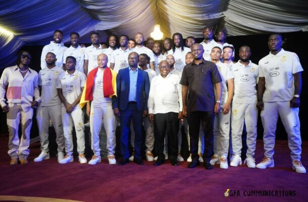 رئيس غانا مع النجوم السوداء