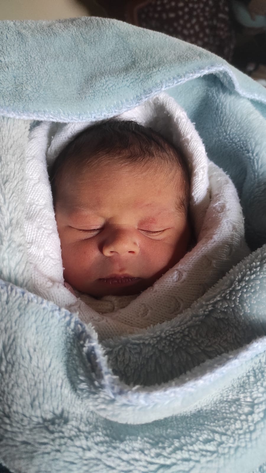 الطفل آدم بعد ولادته في شمال غزة
