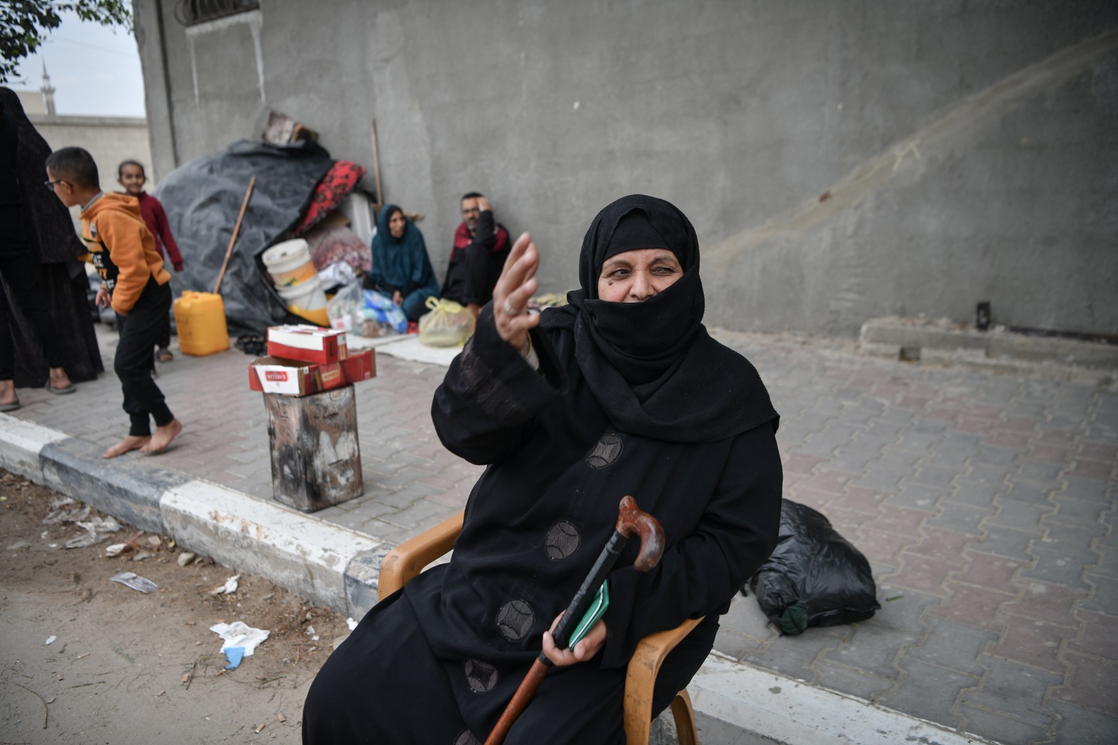 سيدة فلسطينية مسنة في شوارع رفح