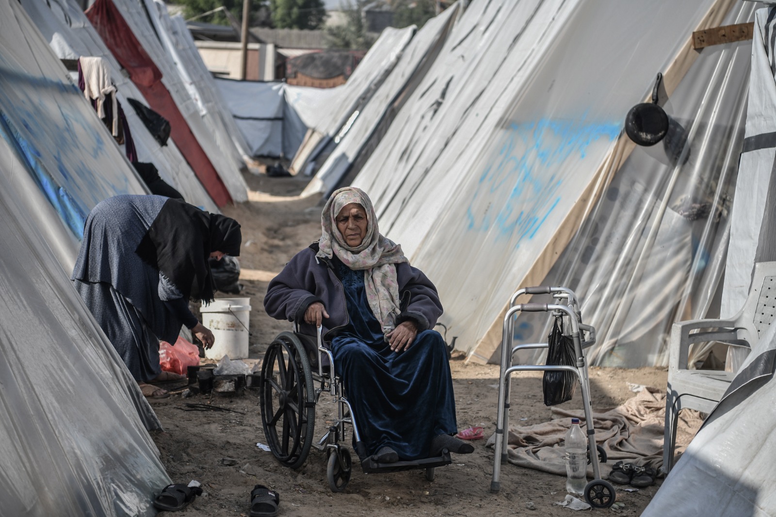 معاناة كبار السن في مخيمات اللجوء برفح