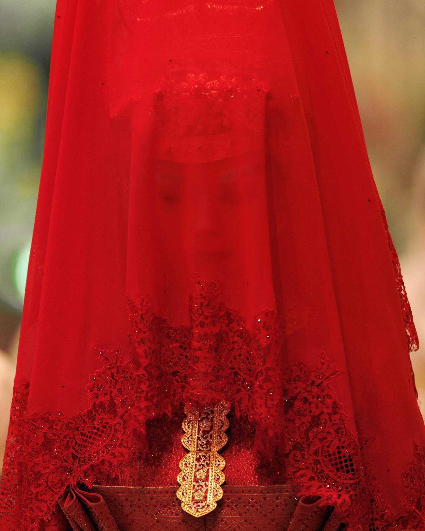 غطاء أحمر يخفي وجه العروس أنيشا روزناه