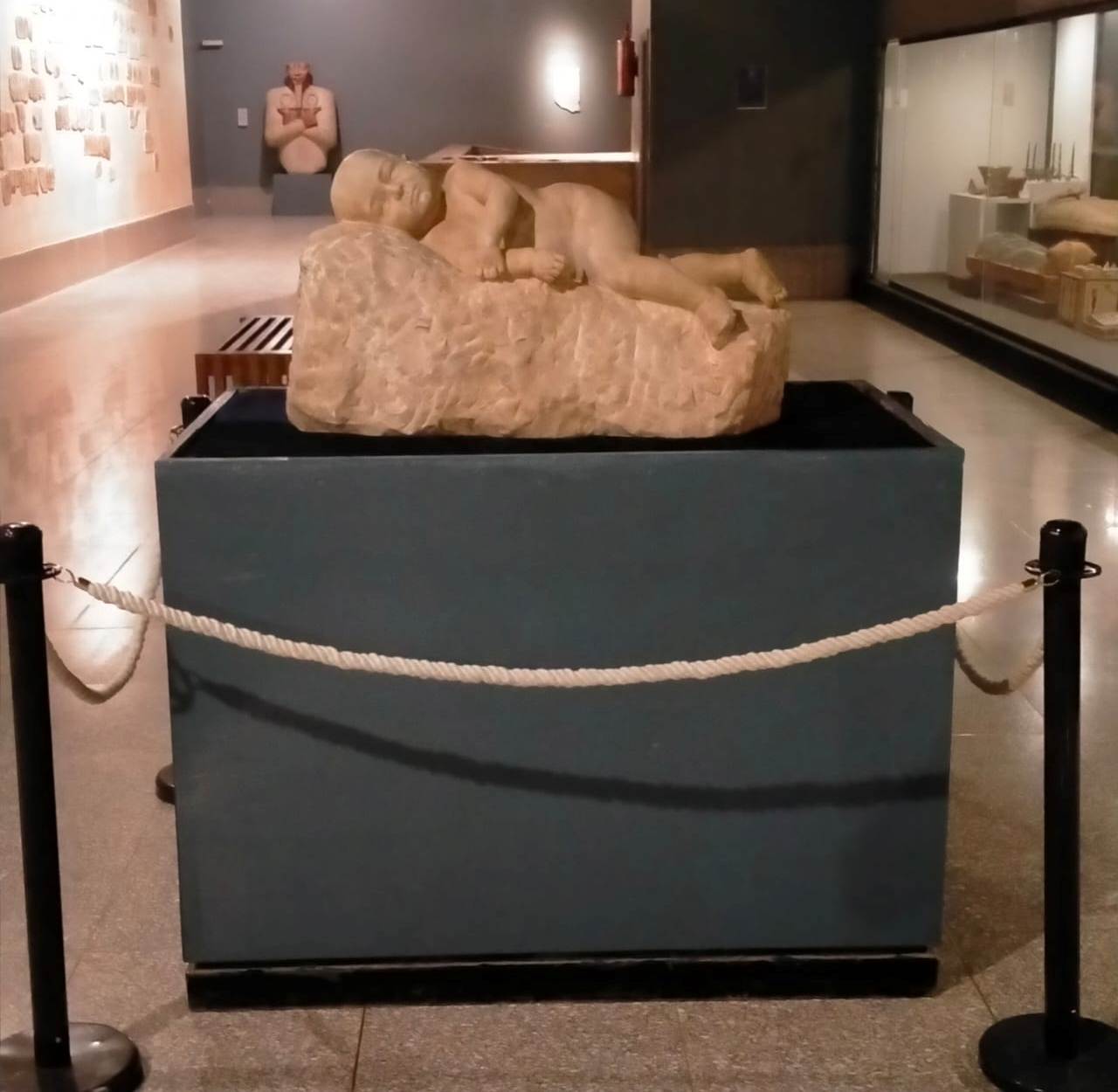 قطع تاريخية نادرة داخل متحف الأقصر