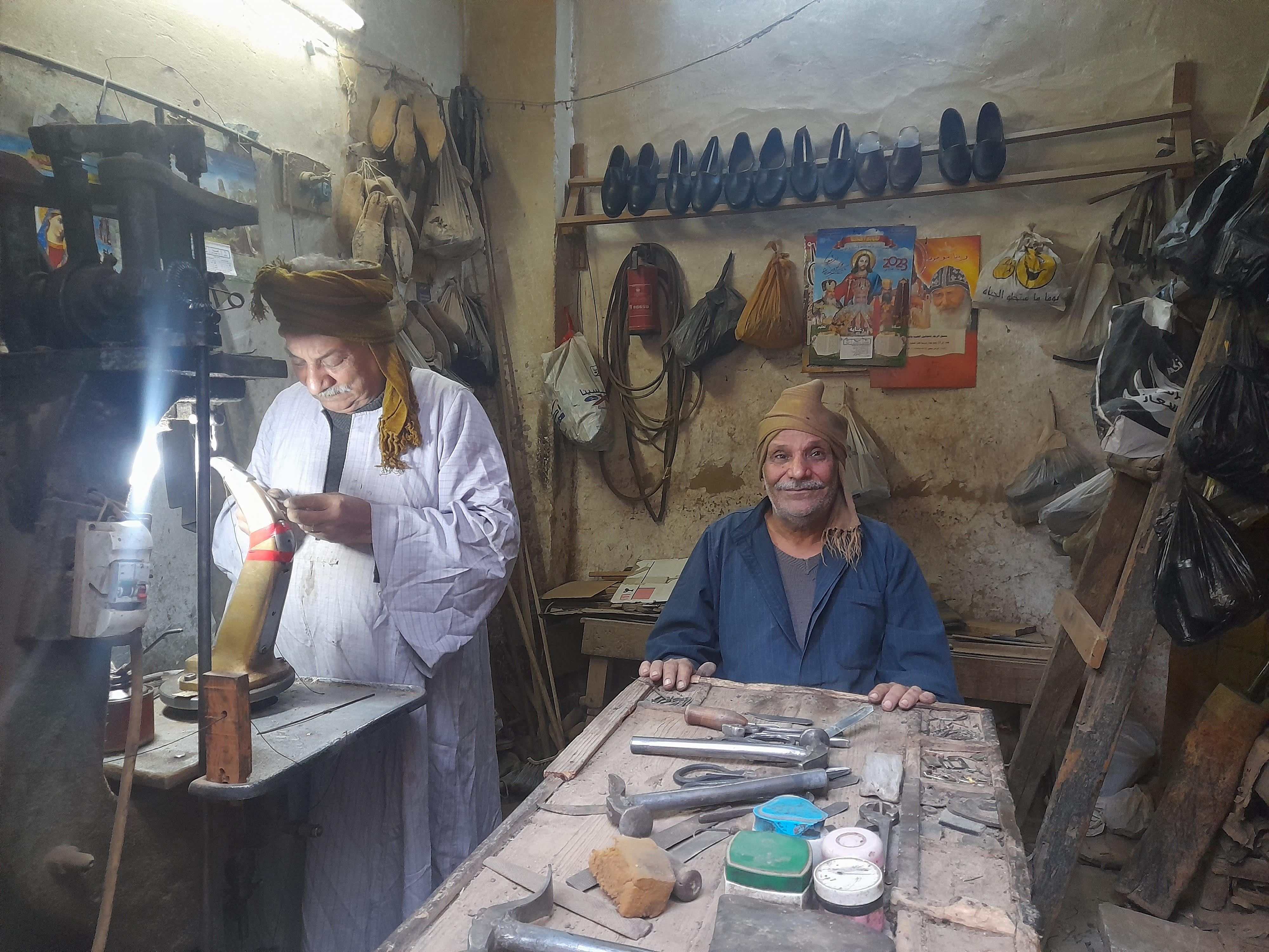 نبيل وغبريال شقيقان يعملان في صناعة وتصليح الأحذية (1)