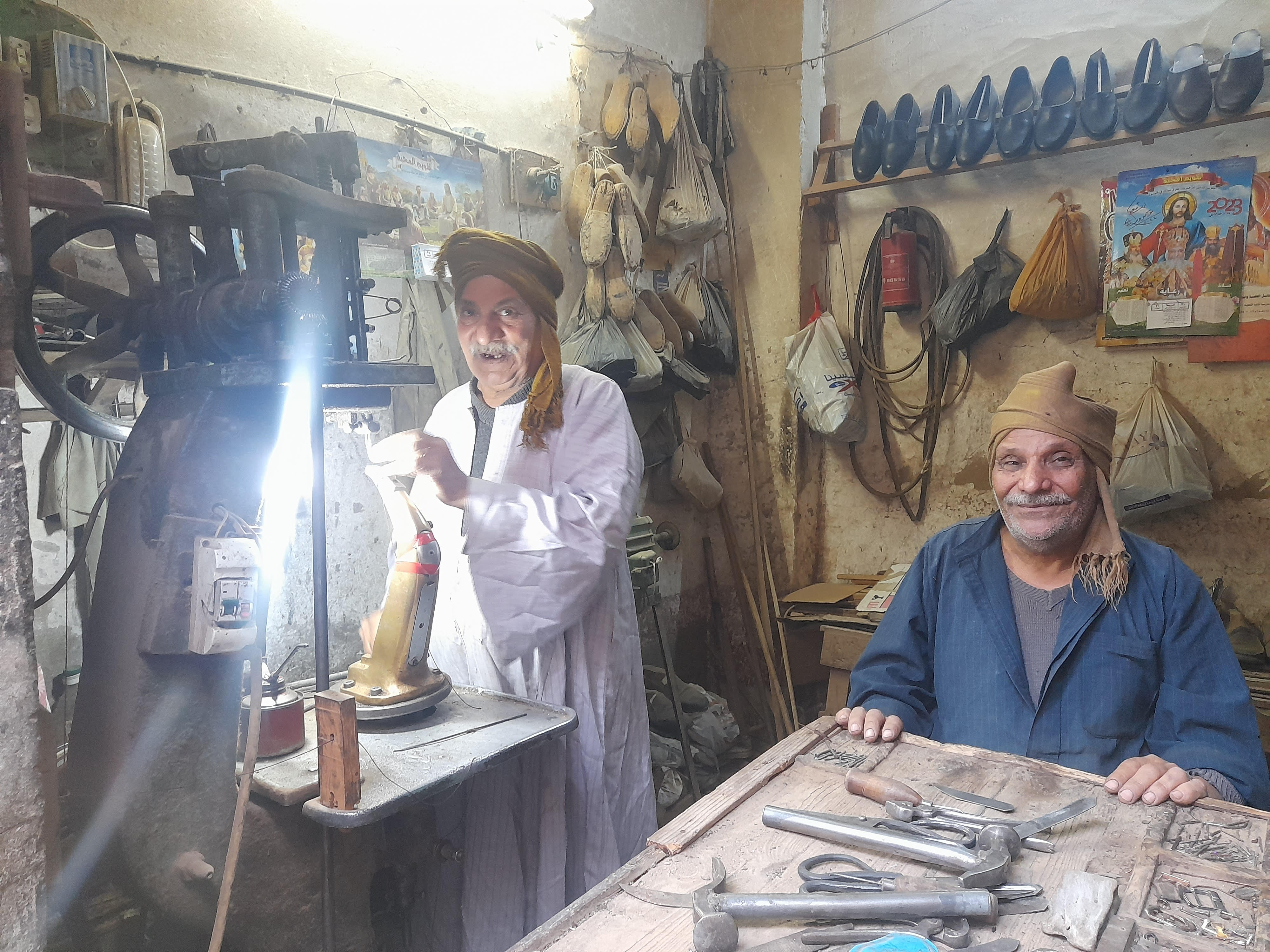 نبيل وغبريال شقيقان يعملان في صناعة وتصليح الأحذية (5)