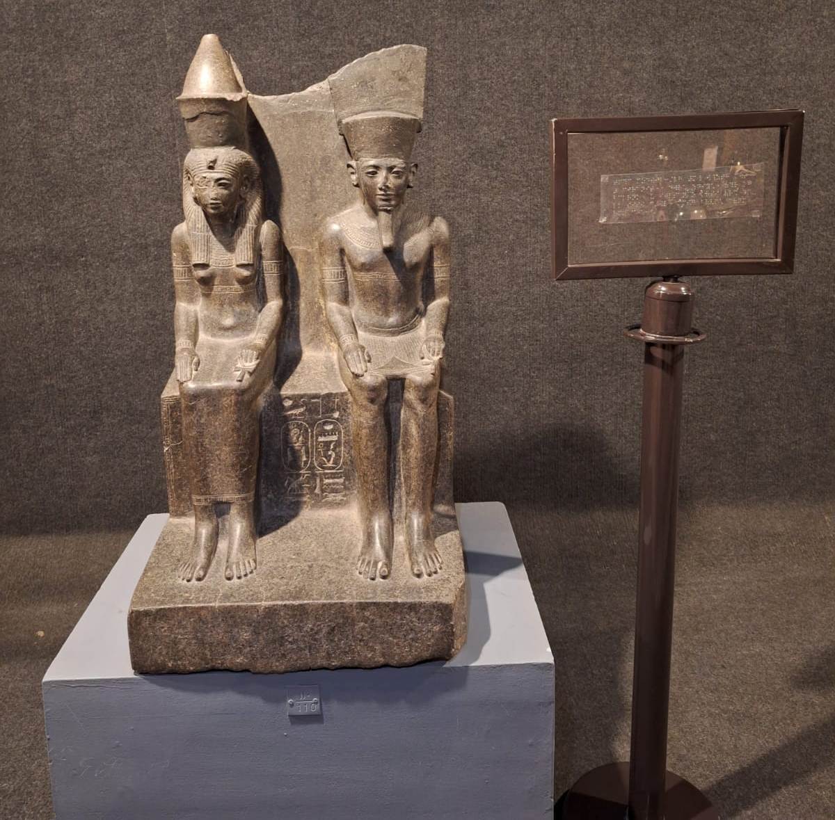 تمثال مزدوج للاله آمون وزوجته الآلهة موت بمتحف الأقصر