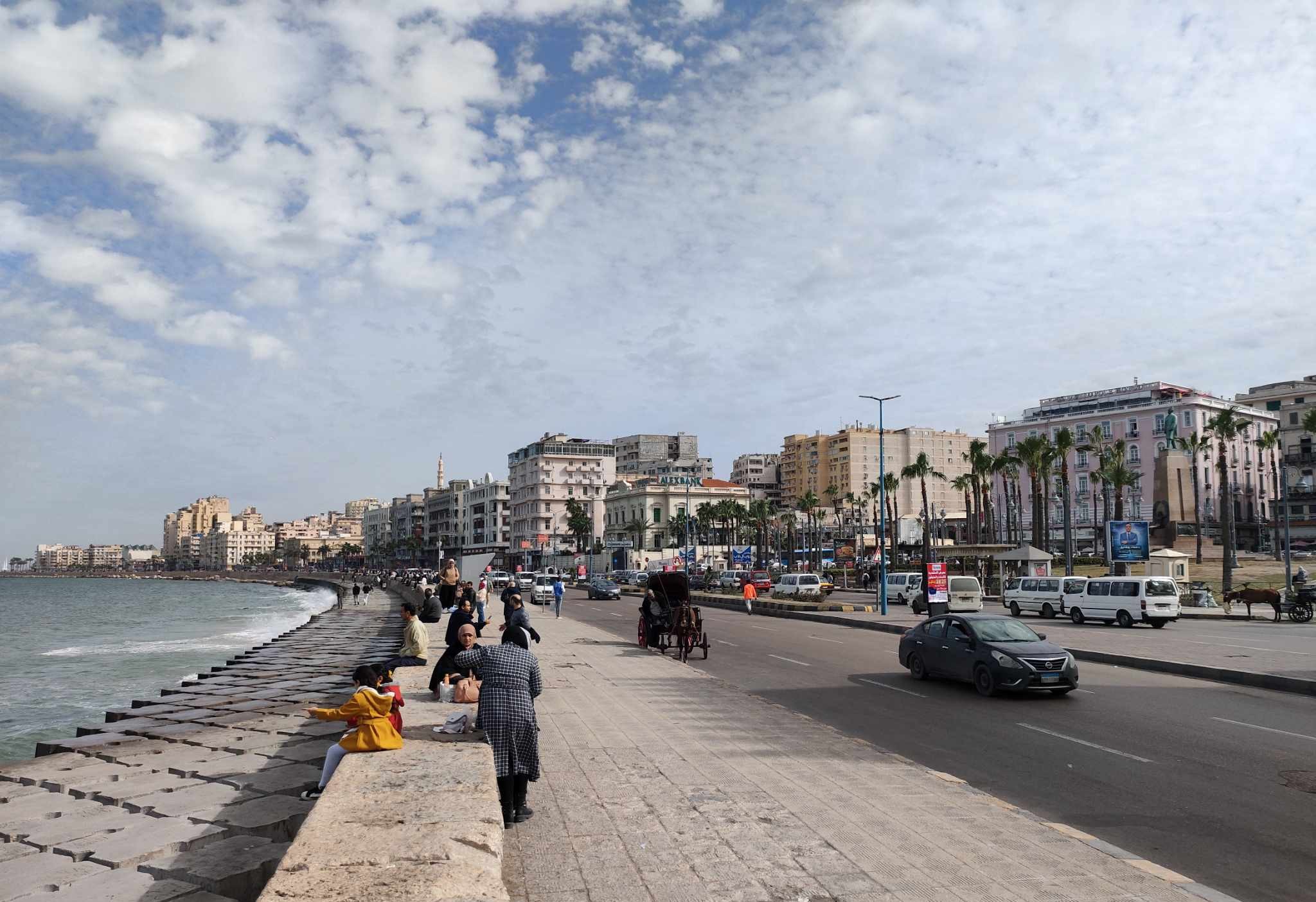 توقف الأمطار والمواطنين يستمعون بطقس الإسكندرية
