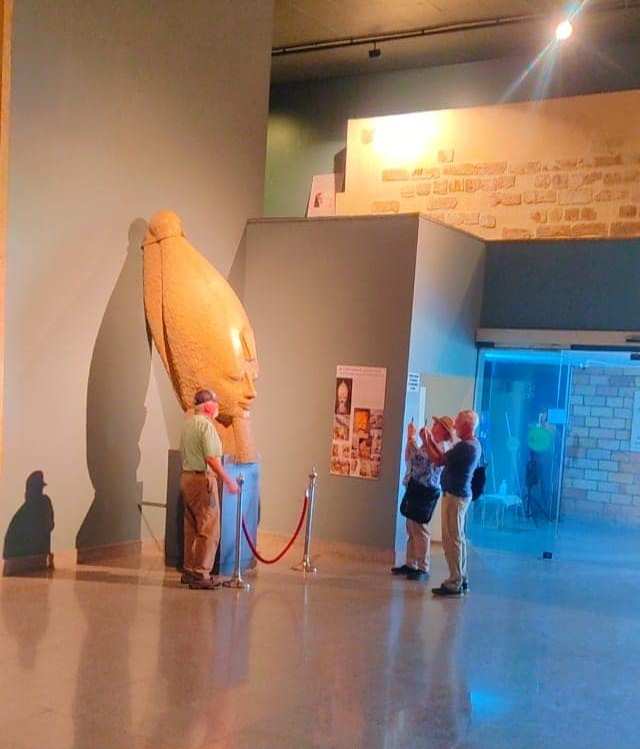 استمتاع السياح خلال زيارة متحف الأقصر