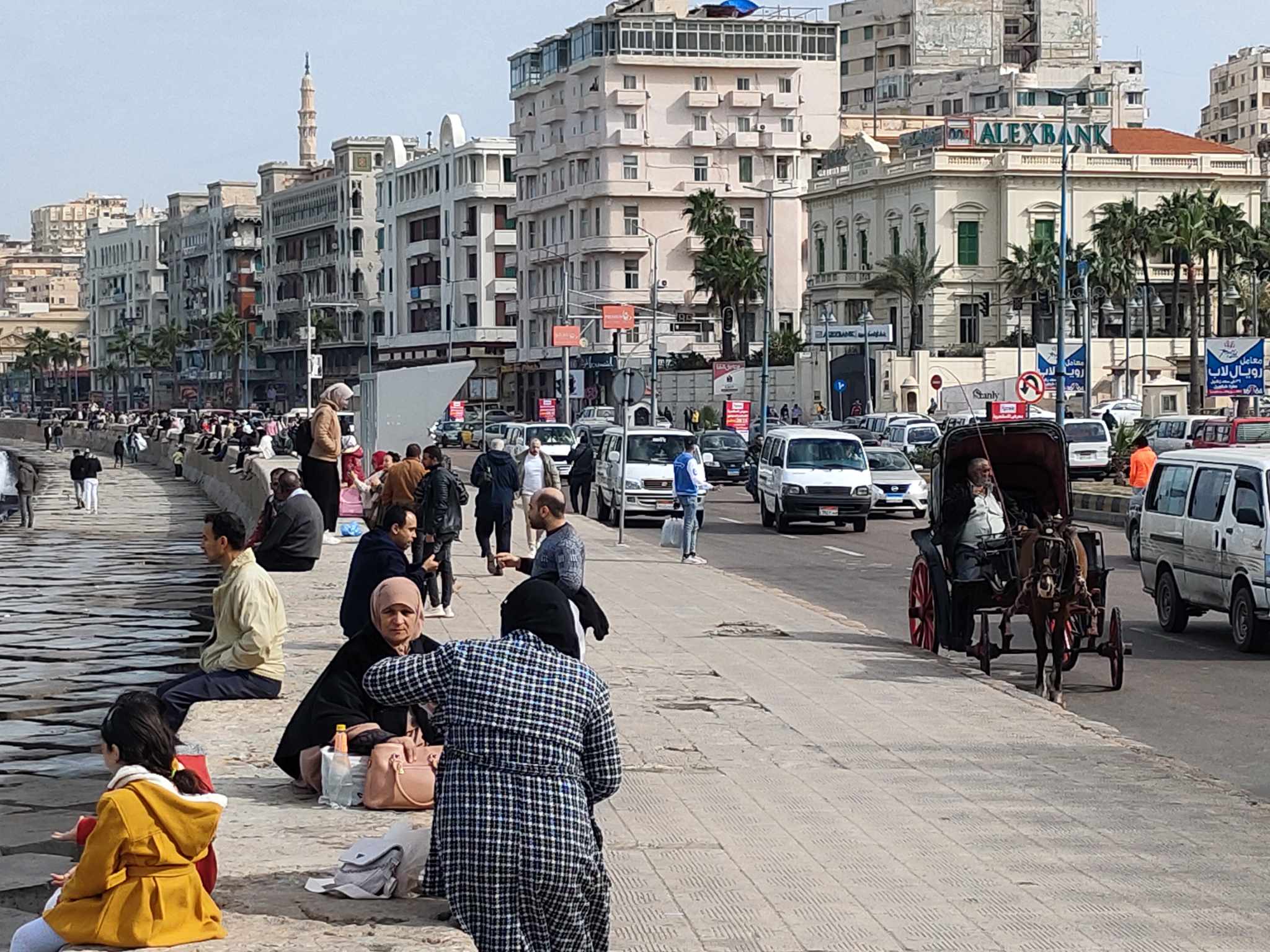 المواطنين يستمتعون بطقس  الإسكندرية اليوم