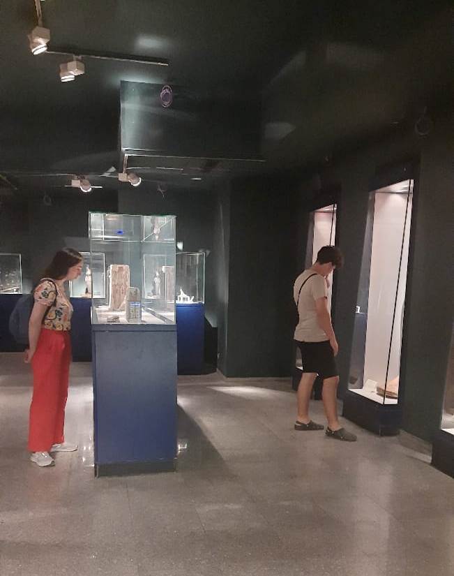 السياح يستمتعون بأسرار التحنيط بالمتحف