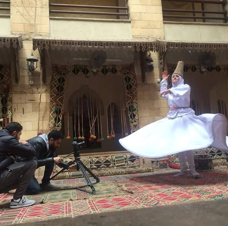 سارة وهى تؤدى رقص المولوية