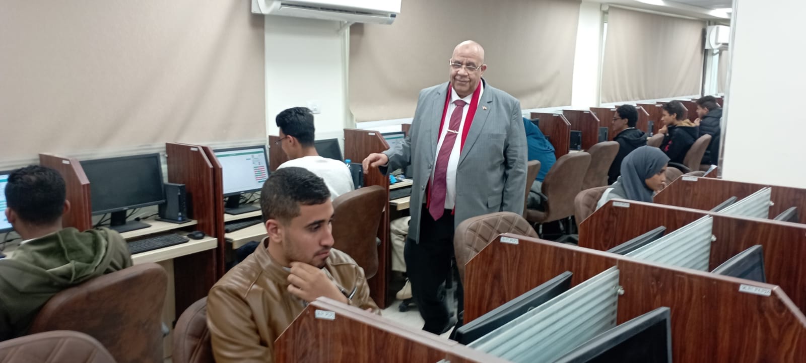 رئيس جامعة الأقصر يتابع امتحانات الفصل الدراسي الأول