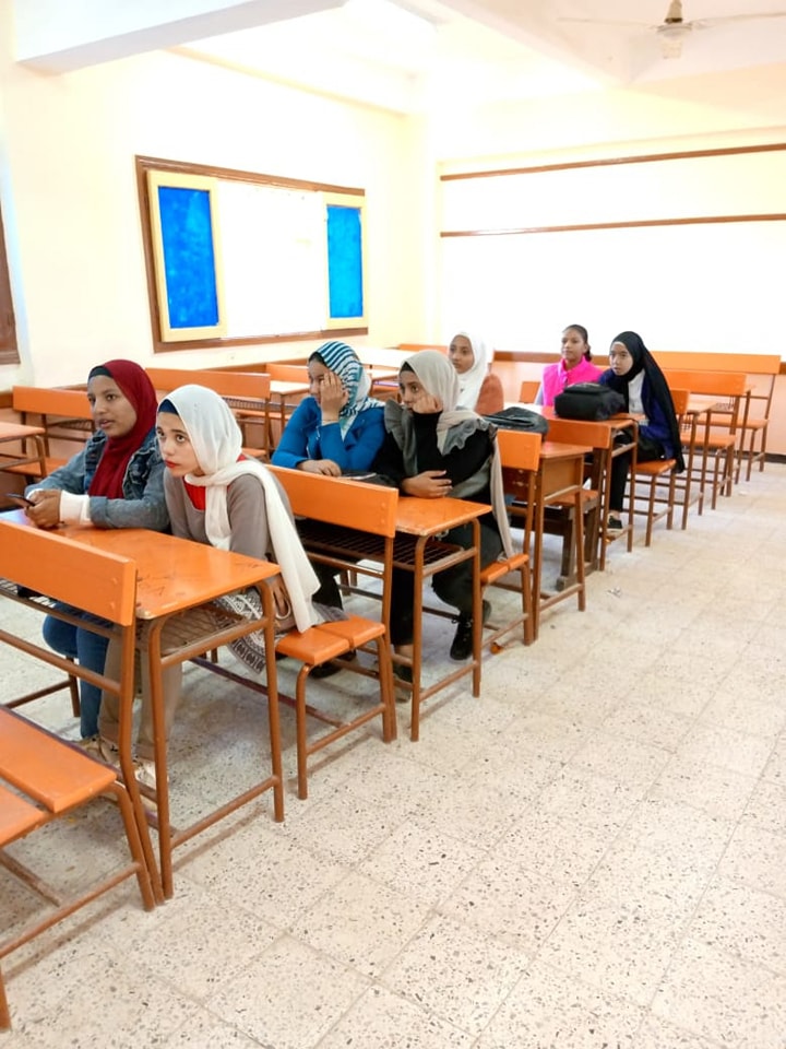 طالبات الإعدادية خلال مجموعات الدعم المدرسي