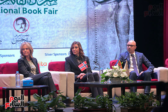 وزيرة الثقافة و سفيرة النرويج ورئيس معرض الكتاب (2)