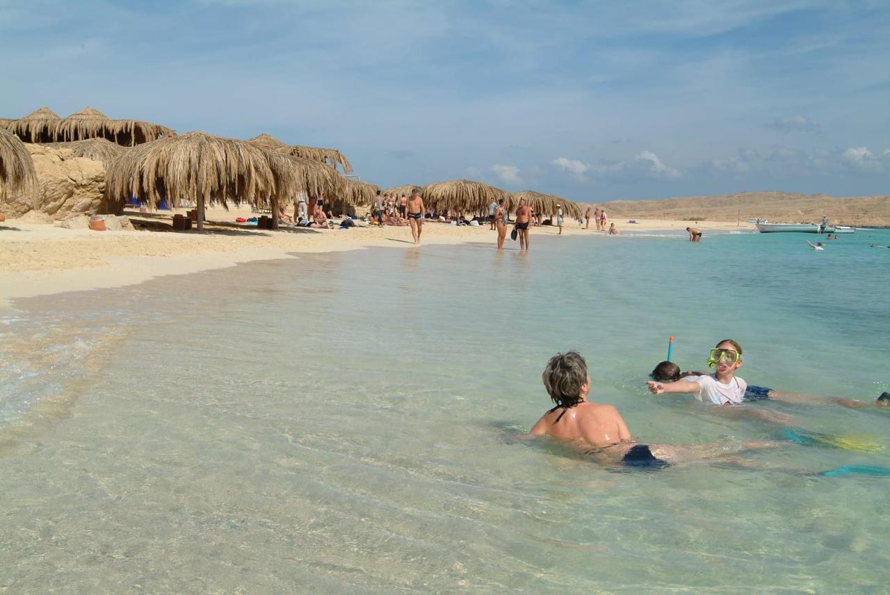 استمتاع السياح على،شواطئ الجزر
