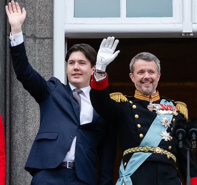 الأمير كريستيان برفقة والده ملك الدنمارك
