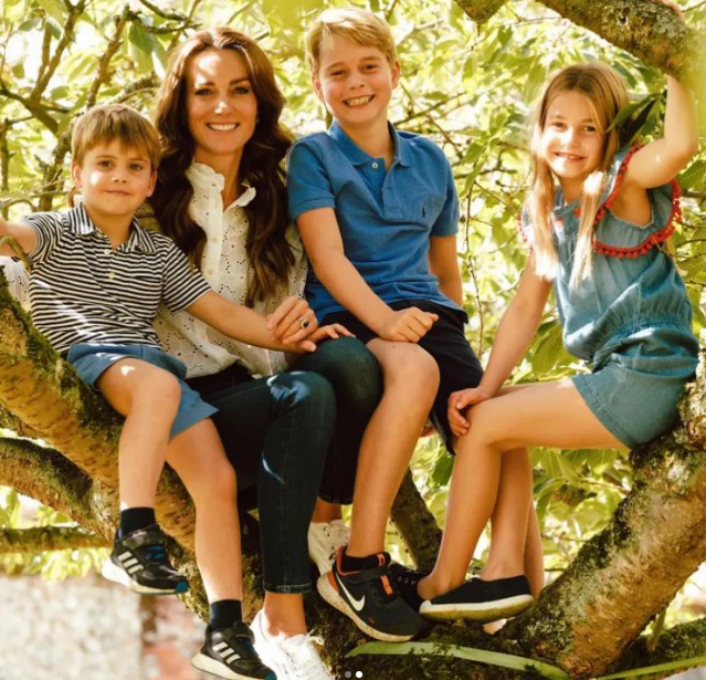 الأميرة كيت برفقة ابنائها