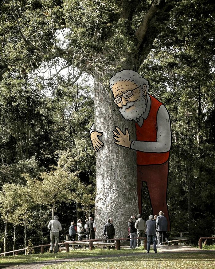 عجوز يحتضن شجرة