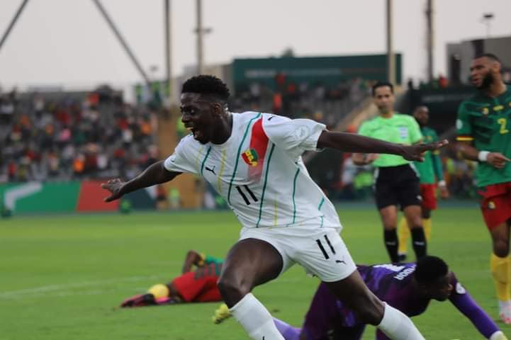 أحتفال محمد بايو بعد تسجيل الهدف فى منتخب الكاميرون  (2)