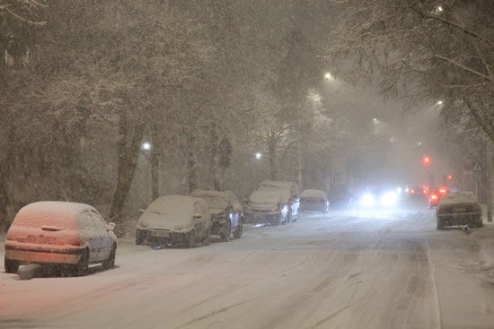 شوارع وسيارات تكتسى بالثلوج فى بولندا