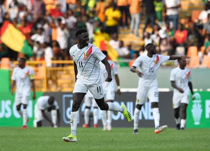 أحتفال محمد بايو بعد تسجيل الهدف فى منتخب الكاميرون  (3)