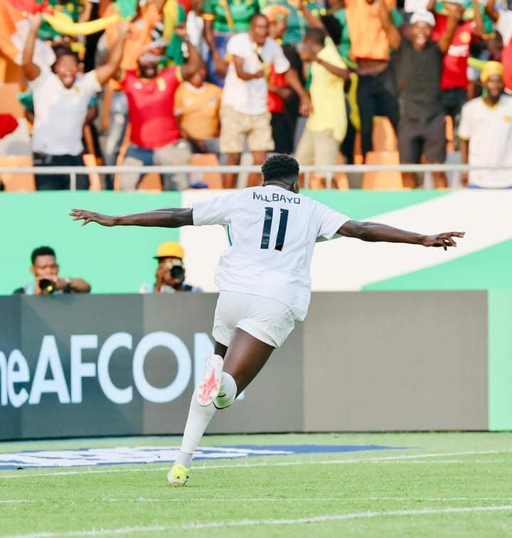 أحتفال محمد بايو بعد تسجيل الهدف فى منتخب الكاميرون  (1)
