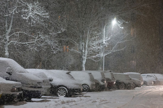 الثلوج تغطى السيارات