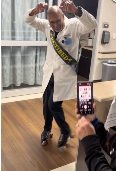 طبيب أمريكى يحتفل بتقاعده بالتزلج فى طرقات المستشفى