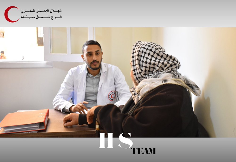 تقديم الخدمات الطبية للفلسطينيين العالقين بالعريش من اطقم الهلال الاحمر
