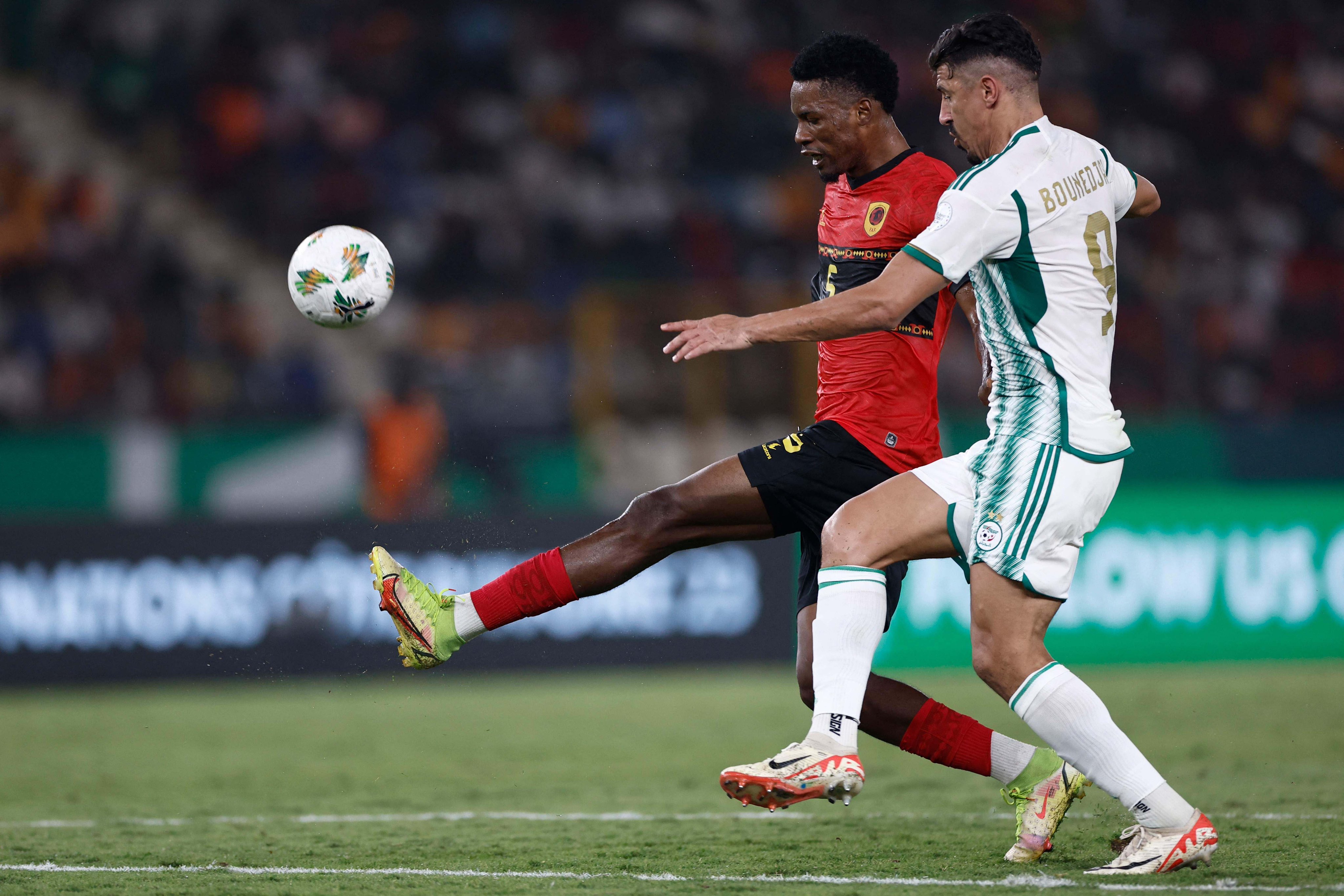 ندية وتحدي بين لاعبي الجزائر ضد أنجولا