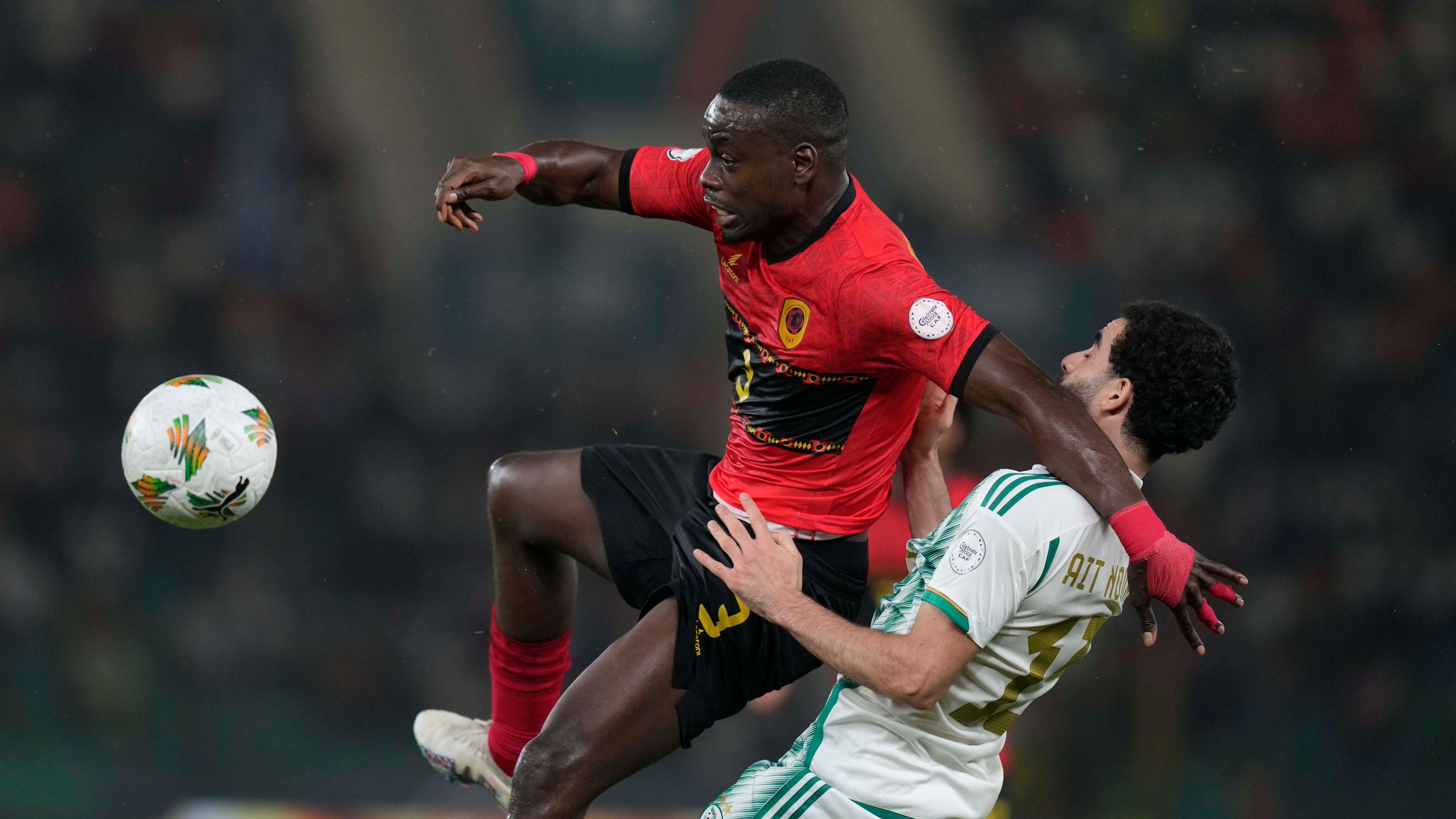 صراع على الكرة بين لاعبي الجزائر ضد أنجولا
