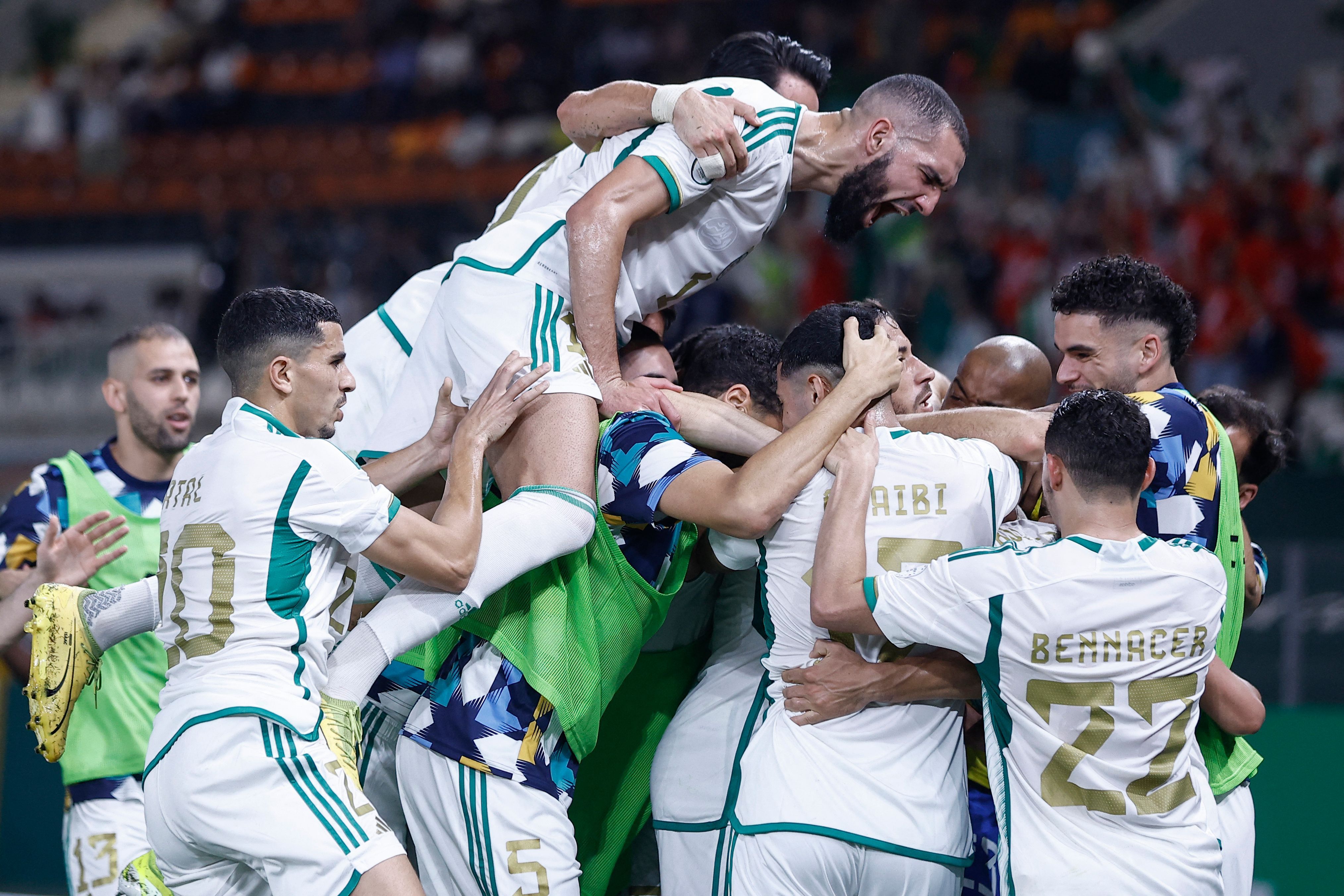 لاعبو الجزائر فى فرحة هيسترية بعد هدف بونجاح