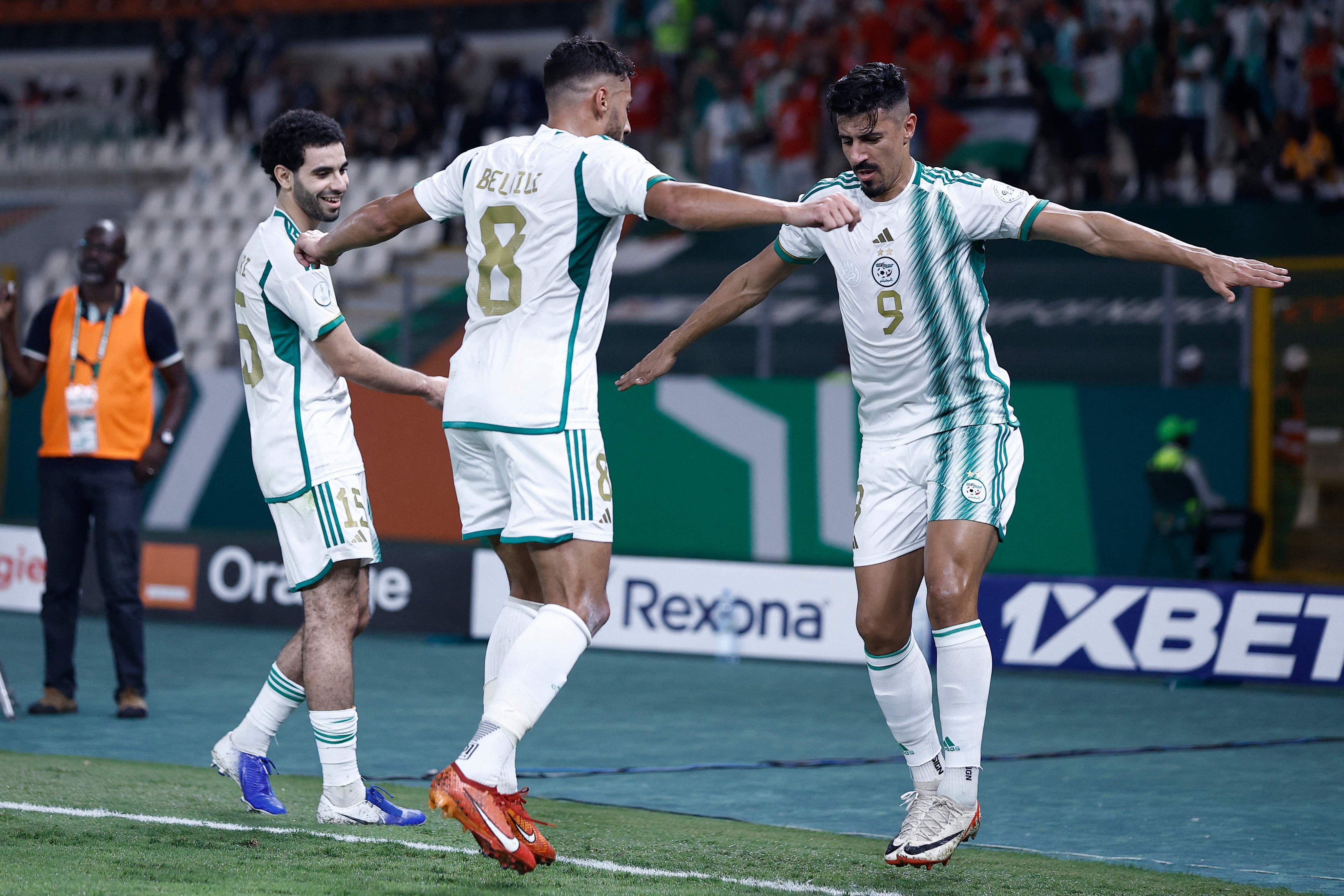 منتخب الجزائر يحتفل بالهدف الأول