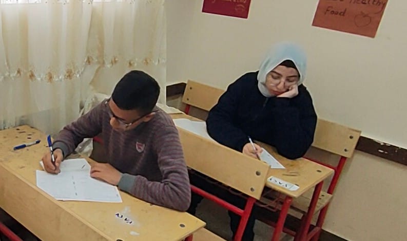 طلاب بشمال سيناء يؤدون امتحانا نصف العام