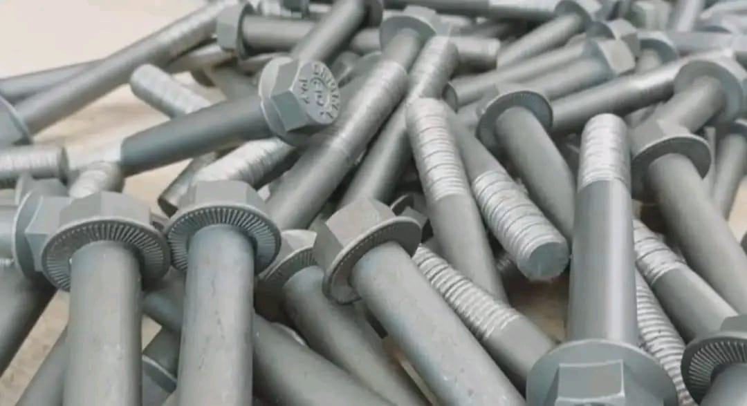 محاولة تهريب كمية من الأدوية البشرية وقطع غيار السيارات (7)