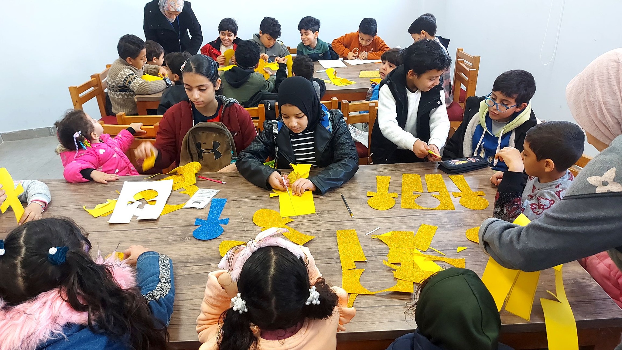 تشكيل الأطفال بالورق  معبرين عن الرموز المصرية