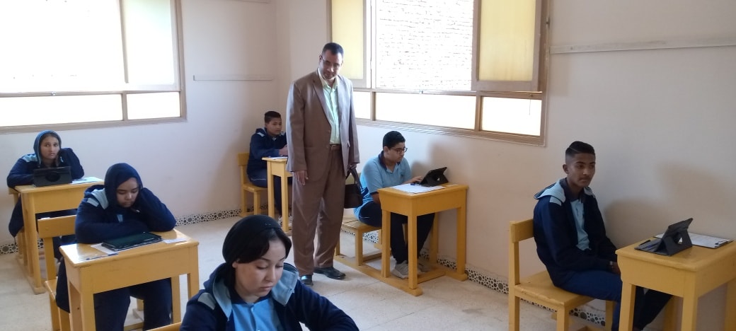 متابعة امتحانات الإبتدائية والثانوية فى مدارس القرنة