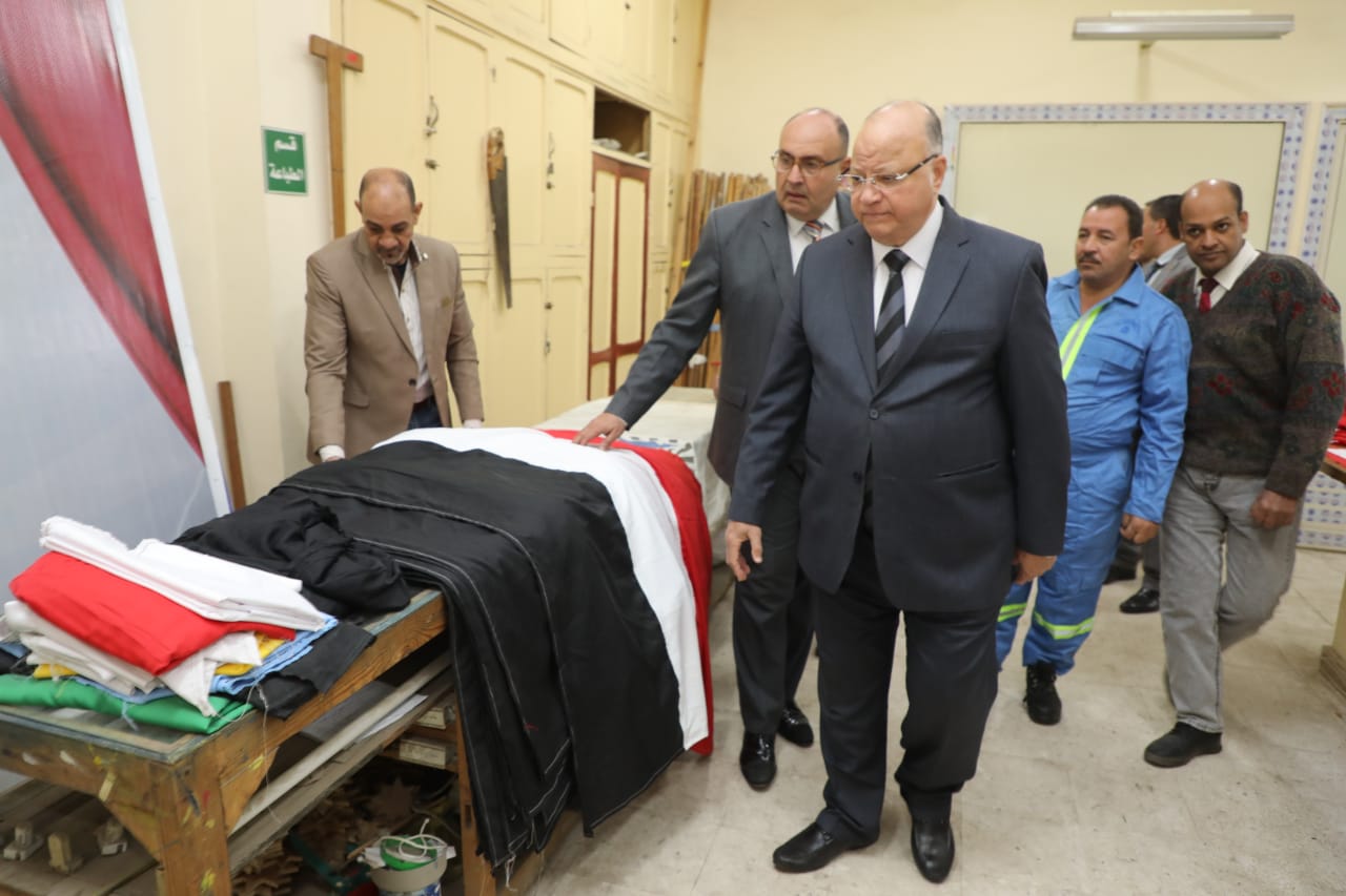 محافظ القاهرة يتفقد ورشة تصنيع الأعلام (2)