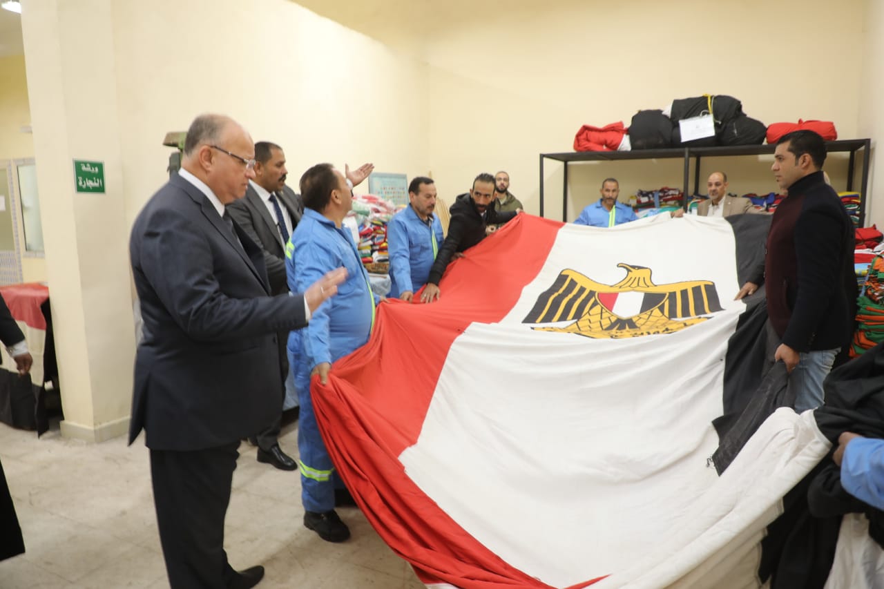 محافظ القاهرة يتفقد ورشة تصنيع الأعلام (3)