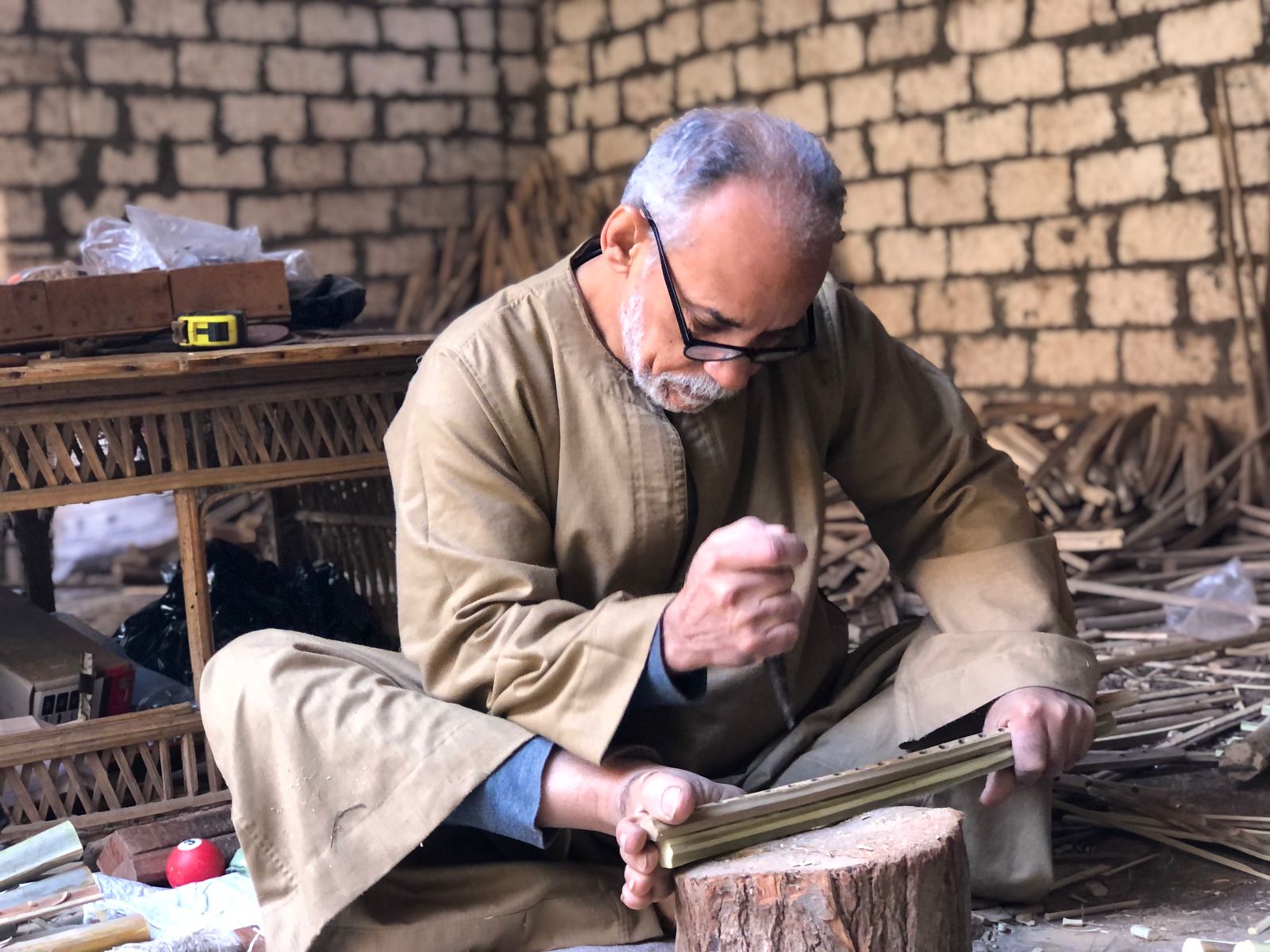 محمود بيومي صانع منتجات جريد النخيل
