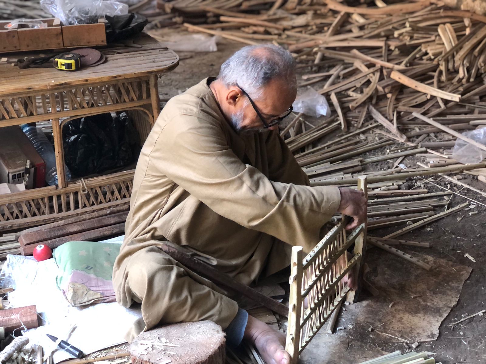 محمود بيومي يصنع الأثاث من الجريد