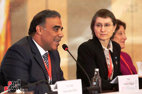 د هشام الغزالى بجانب رئيس الوكالة الدولية لابحاث السرطان